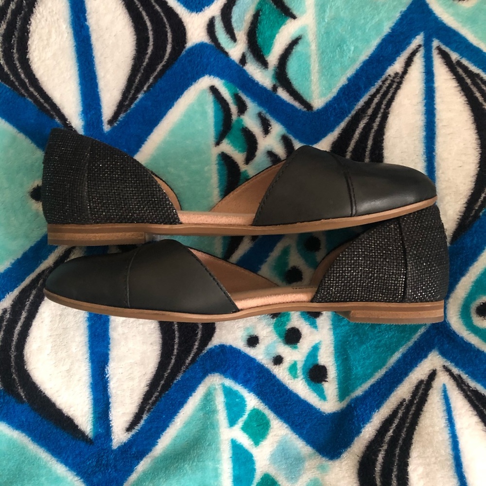 Toms Julie flats size 5. Worn once